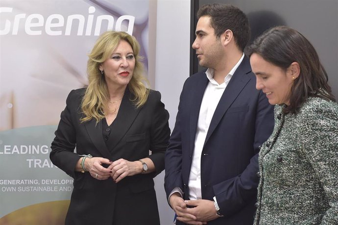 Archivo - La consejera de Economía, Hacienda y Fondos Europeos, Carolina España (i); durante la reunión con los responsables de Greening Group. A 23 de enero de 2025, en Roma (Italia)