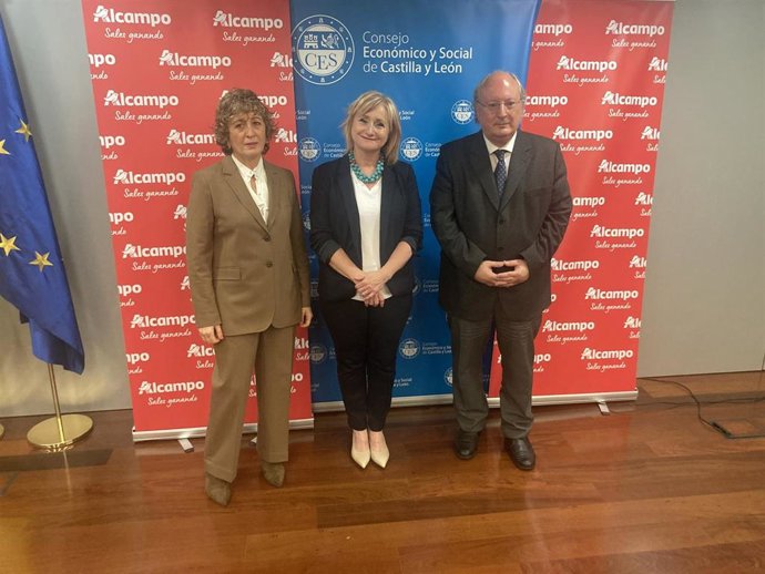 Yolanda Fernández (i), Leticia García y Enrique Cabero, en la clausura de la jornada.