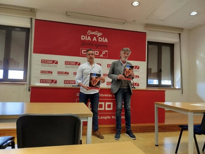 El secretario general de CCOO de Navarra, Chechu Rodríguez, y el secretario de Políticas Públicas y Sociales del sindicato, Joseba Eceolaza