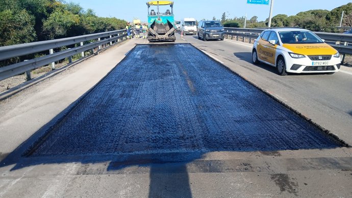 Obras de rehabilitación del firme de la autovía A-48 entre Chiclana y Vejer.