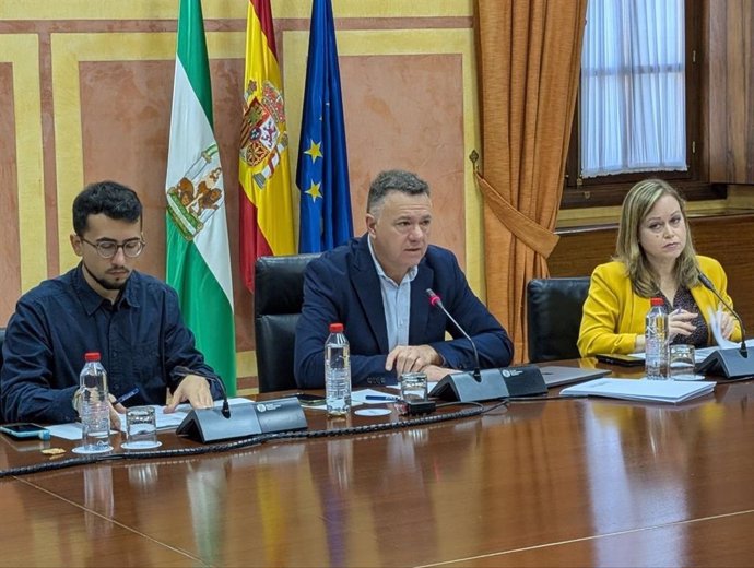 El diputado de Por Andalucía Juan Antonio Delgado, reunido con representantes de organizaciones agrarias.