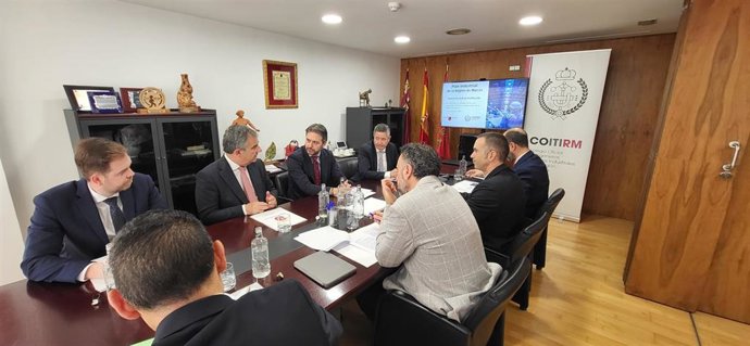 El consejero Juan María Vázquez reunido con el decano del Colegio Oficial de Ingenieros Técnicos Industriales de la Región de Murcia (COITIRM), Miguel Ángel Sola, y miembros de su Junta de Gobierno