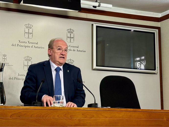 El diputado regional del PP, José Cuervas-Mons, este martes durante la rueda de prensa en la Junta General.
