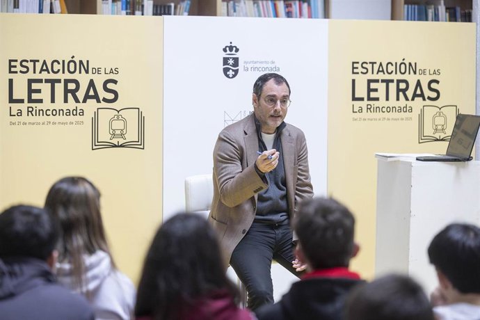 Rafael Jurado presenta en el IES Carmen Laffón 'Raíles y Metas', un libro sobre la emigración andaluza.