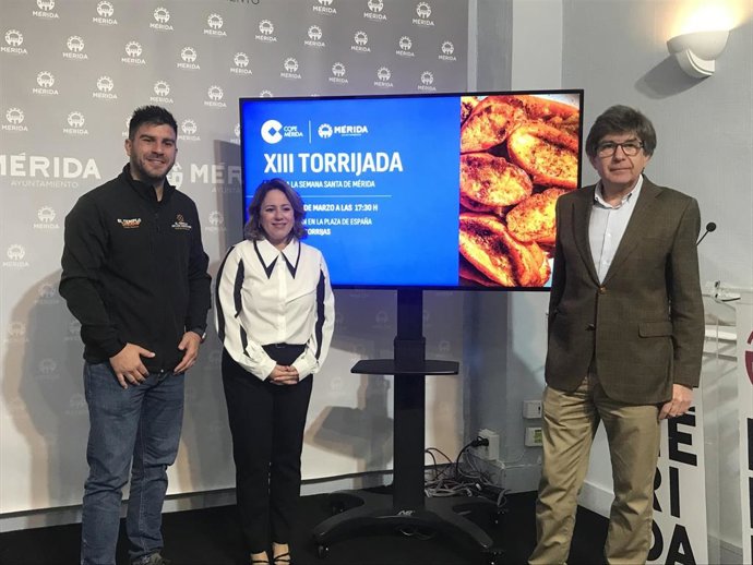 La delegada de Semana Santa, Ana Aragoneses, el director de COPE Extremadura, José Enrique Pardo y el cocinero Ándres Álvarez en la presentacion de la XIII Torrijada Popular de Mérida