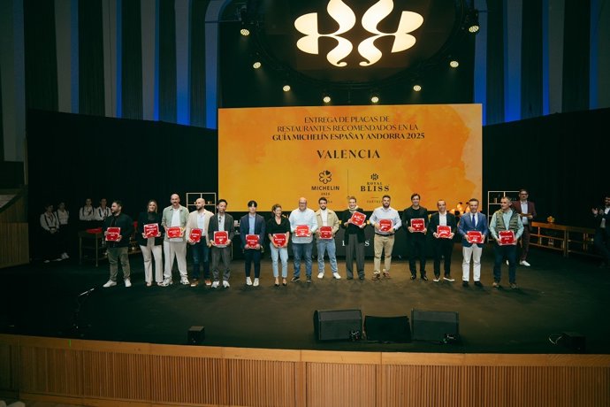 Respresentantes de los establecimientos de Valencia con la placa de Restaurantes Recomendados entregada por Royal Bliss