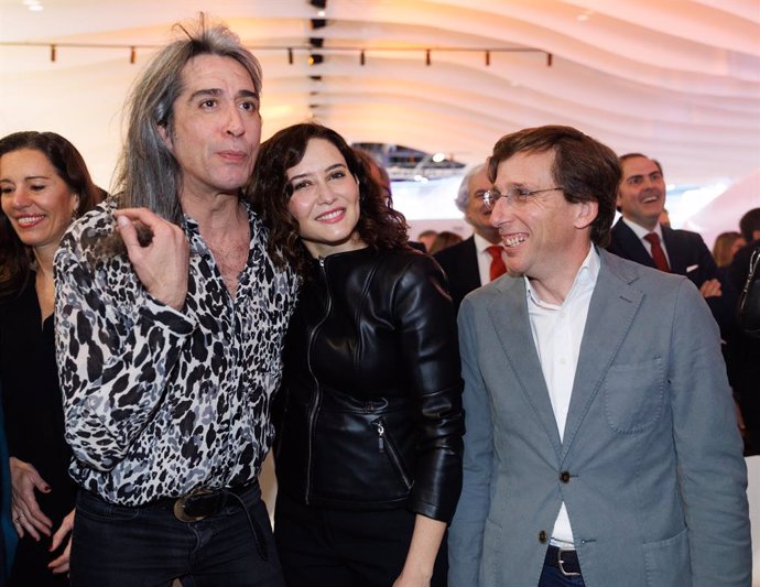 Archivo - (I-D) El cantante Mario Vaquerizo; la presidenta de la Comunidad, Isabel Díaz Ayuso, y el alcalde de Madrid, José Luis Martínez-Almeida, posan a su llegada al acto de celebración del Día de Madrid en FITUR 2023