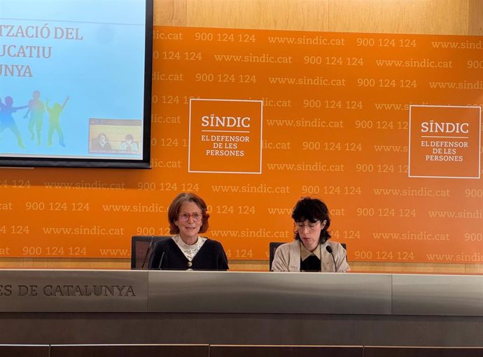 La síndica de Greuges, Esther Giménez-Salinas, y la adjunta de infancia del Síndic de Greuges, Aida C. Rodríguez, en rueda de prensa este martes