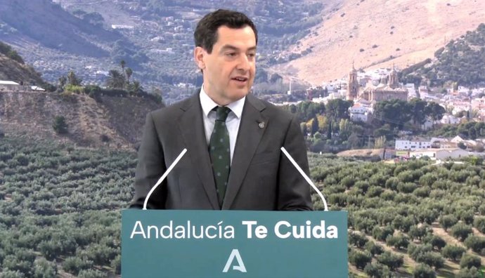El presidente de la Junta de Andalucía, Juanma Moreno, en la inauguración del centro de salud Alameda.
