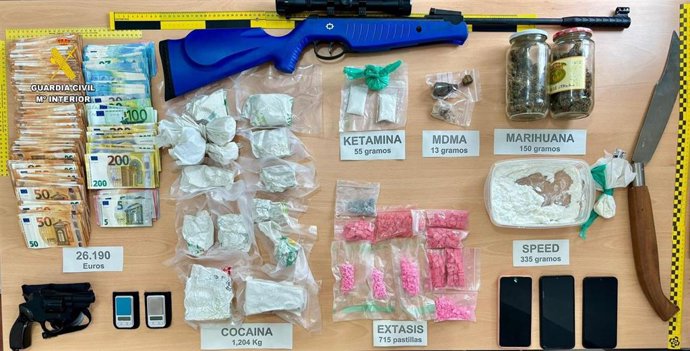Droga y dinero hallado al desarticular un punto de venta de droga en una vivienda de San Roque (Cádiz).