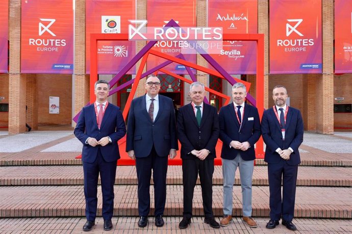 El vicepresidente de Prodetur -primero por la izquierda-, en la foto de familia tras la inauguración de 'Routes Europe', en Fibes, junto al consejero de Turismo y el alcalde de Sevilla, entre otros.