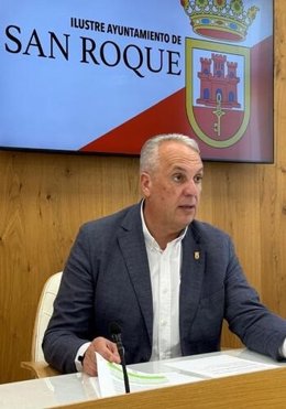 El alcalde de San Roque, Juan Carlos Ruiz Boix, en rueda de prensa en el Ayuntamiento.