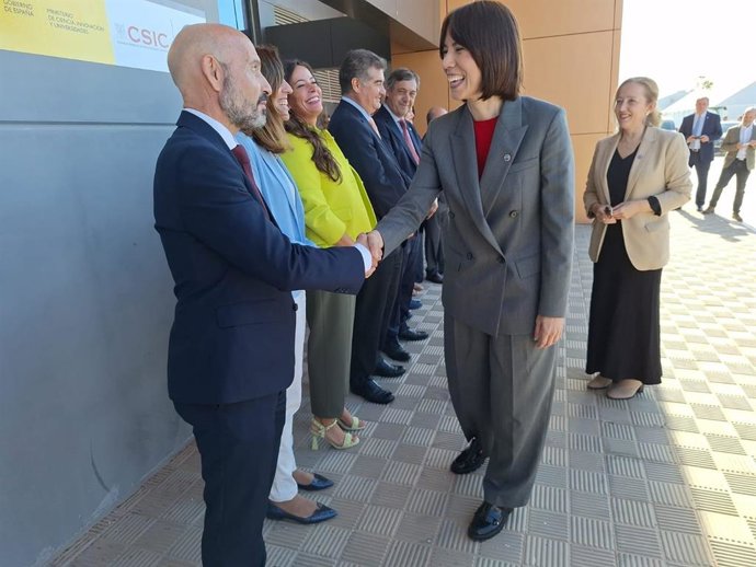 Archivo - El subdelegado del Gobierno en Málaga, Javier Salas, saluda a la ministra de Ciencia, Innovación y Universidades, Diana Morant, en una imagen de archivo.