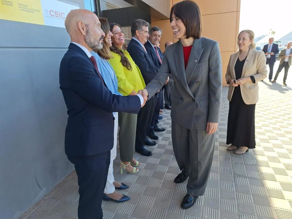 Archivo - El subdelegado del Gobierno en Málaga, Javier Salas, saluda a la ministra de Ciencia, Innovación y Universidades, Diana Morant, en una imagen de archivo.