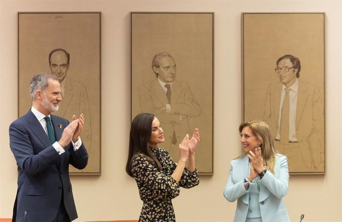 (I-D) Los Reyes Felipe VI y Letizia y la presidenta del Consejo Estatal del Pueblo Gitano, Carmen Santiago, durante acto conmemorativo por el ‘Día Internacional del Pueblo Gitano’, en el Congreso de los Diputados, a 8 de abril de 2025, en Madrid (España).