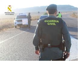 Agentes de la Guardia Civil durante un control.