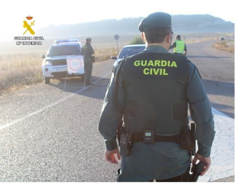 Agentes de la Guardia Civil durante un control.