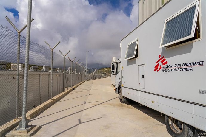 Archivo - Clínica móvil de Médicos Sin Fronteras (MSF) en el centro para refugiados y solicitantes de asilo en Samos, Grecia