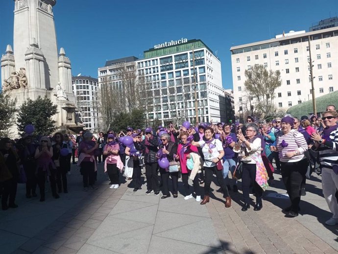 Una flashmob de mujeres de centros de mayores tiñe de morado Plaza España