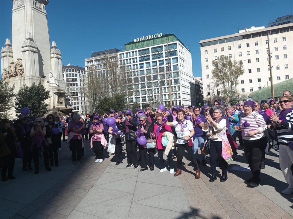 Una flashmob de mujeres de centros de mayores tiñe de morado Plaza España