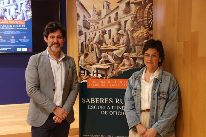 El diputado de Centros Asistenciales, Tercer Sector y Cooperación Internacional, Francisco José Martín, junto a la presidenta de Cicerones Rurales, Antonia Gallego, en la presentación del proyecto que se desarrollará durante el mes de abril.