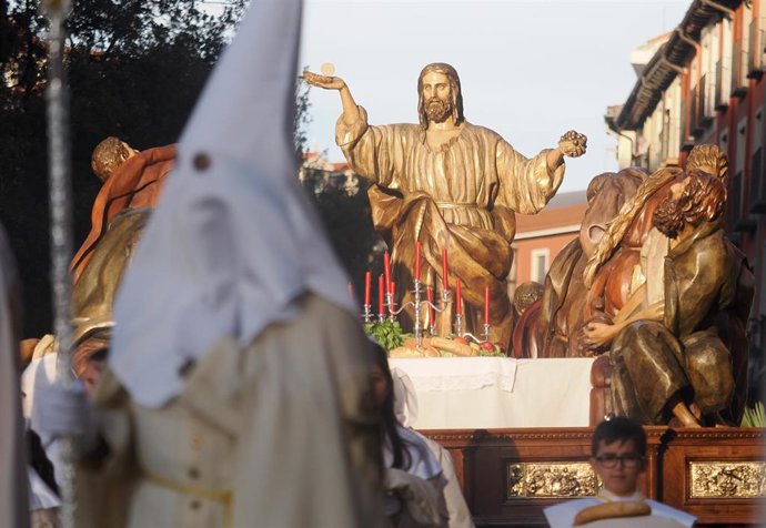 Archivo - El paso de La Sagrada Cena durante la procesión General de la Sagrada Pasión del Redentor, a 7 de abril de 2023, en Valladolid, Castilla y León (España).
