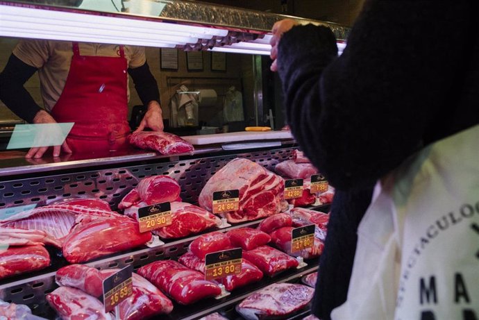 Archivo - La carne se sitúa como uno de los productos de más difícil adquisición habitual para los hogares castellanomanchegos.