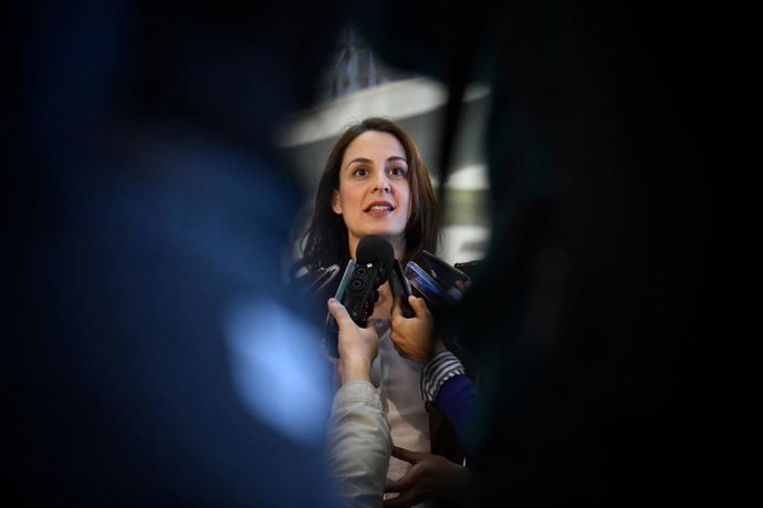 A líder da oposição na Câmara Municipal de Madri, Rita Maestre, durante a apresentação da exposição 'Madrid metropolis. El sueño de Antonio Palacios', no CentroCentro, em 7 de abril de 2025, em Madri (Espanha). A exposição, que inclui mais de 150 peças, s