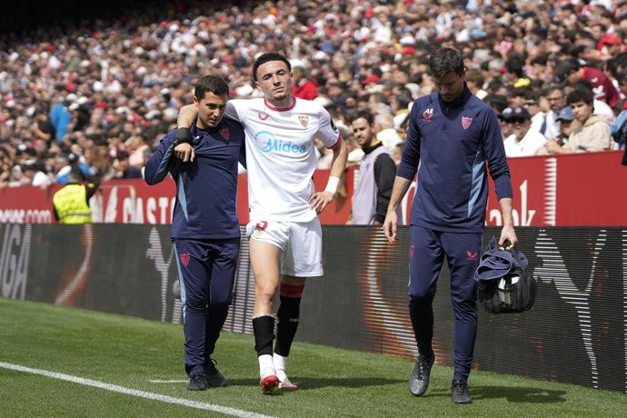 El atacante suizo Rubén Varga se retira lesionado ante el Atlético de Madrid en el Ramón Sánchez-Pizjuán.