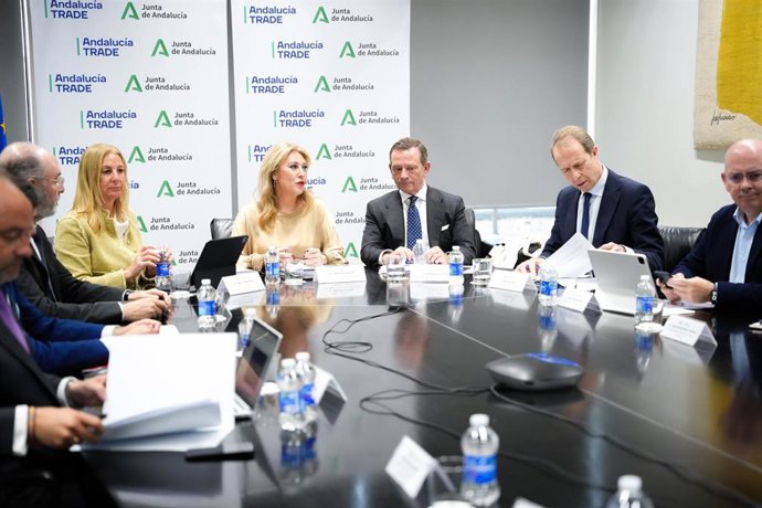 La consejera de Economía, Hacienda y Fondos Europeos y portavoz del Gobierno andaluz, Carolina España (c), preside  la reunión del Consejo Rector de la Agencia Trade.