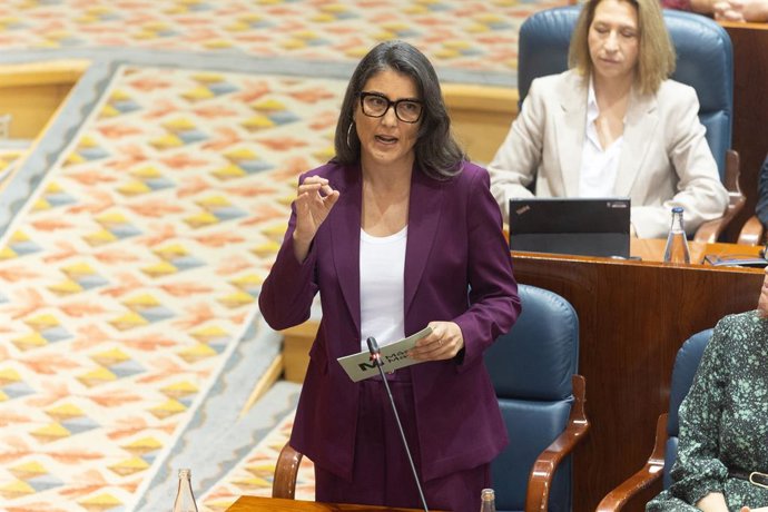 A porta-voz do Más Madrid na Assembleia de Madri, Manuela Bergerot, fala durante uma sessão plenária na Assembleia de Madri, em 3 de abril de 2025, em Madri, Espanha. A Assembleia de Madri debate a iniciativa legislativa popular registrada por dez prefeit