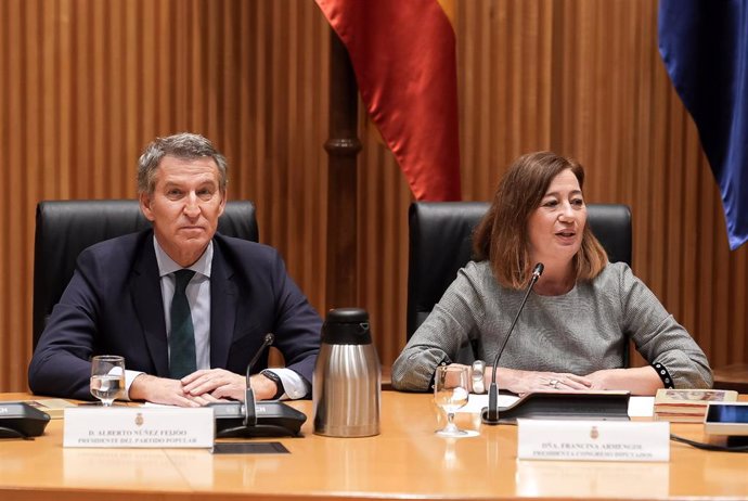 Archivo - El presidente del Partido Popular, Alberto Núñez Feijóo y la presidenta del Congreso de los Diputados, Francina Armengol, durante un acto en la Cámara Baja.