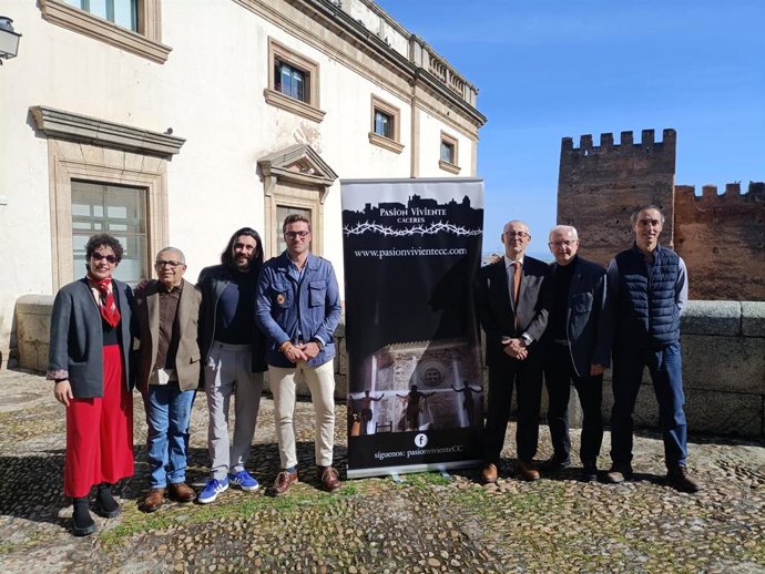 Autoridades y organizadores de La Pasión Viviente de Cáceres, que se representa este jueves 10 de abril por la ciudad monumental