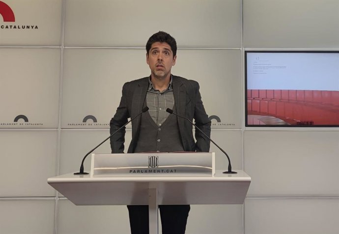 El portavoz de los Comuns en el Parlament, David Cid, en rueda de prensa.