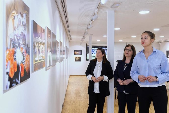 La concejala de Turismo, Eventos y Marca Ciudad, Blanca Jiménez, asiste a la presentación de la exposición 'Tres encuentros'