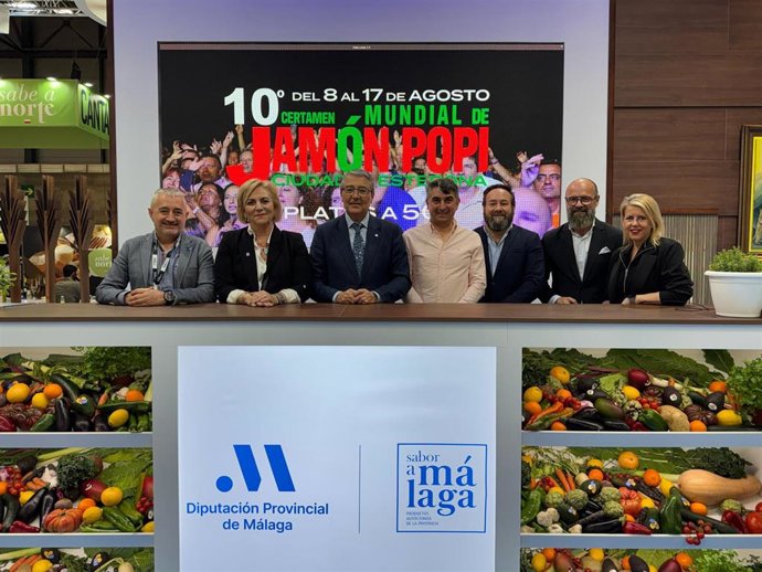 El presidente de la Diputación de Málaga, Francisco Salado, durante su visita al estand de Sabor a Málaga al Salón Gourmets de Madrid.