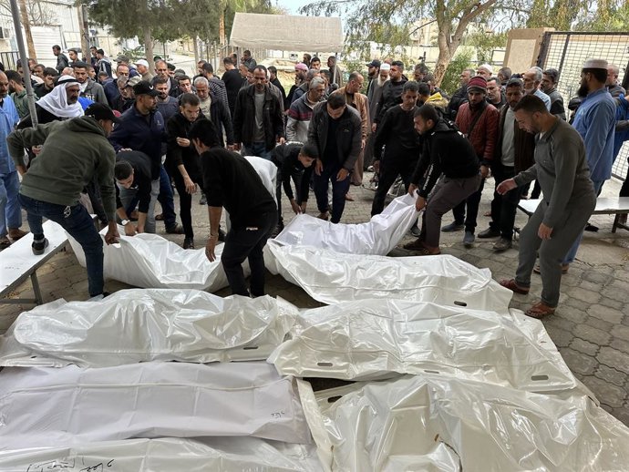 Palestinos junto com várias pessoas mortas por um ataque do exército israelense a tendas usadas por pessoas deslocadas na cidade de Khan Younis, no sul da Faixa de Gaza (arquivo).