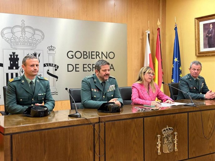 La delegada del Gobierno en Cantabria, Eugenia Gómez de Diego, en rueda de prensa con el coronel de la Guardia Civil, Antonio Orantos, y otros mandos del cuerpo