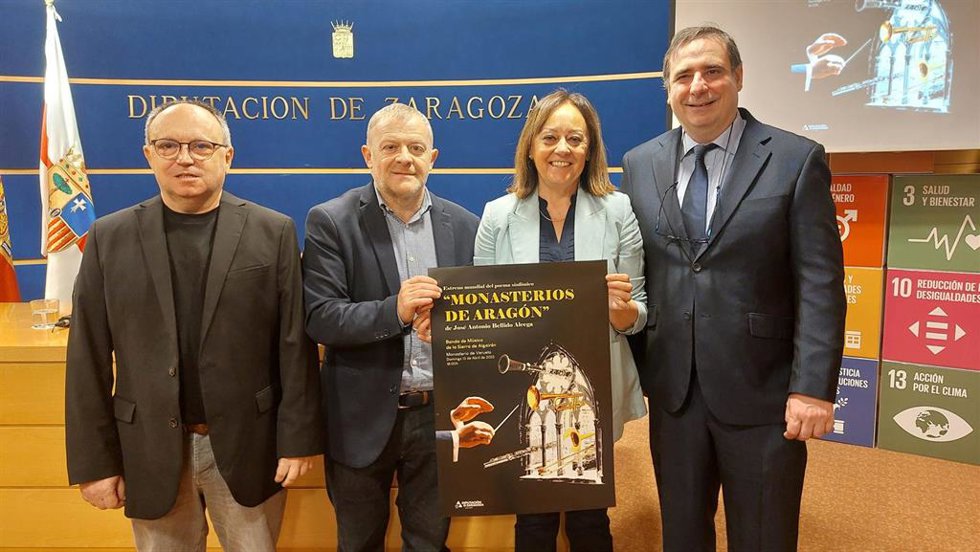 El compositor de la obra y director de la banda, José Antonio Bellido; el diputado delegado del Monasterio de Veruela, Eduardo Arilla; la diputada de Cultura de la DPZ, Charo Lázaro; y el presidente de la Banda de Almonacid de la Sierra, Antonio Compés.