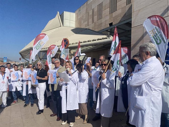 Imagen de la concentración de los profesionales sanitarios a las puertas de Santa Lucía