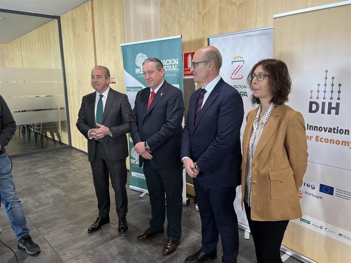 El director general de Caja Rural de Zamora, Cipriano García; el presidente de la Diputación de Zamora, Javier Faúndez; el delegado de la Junta en Zamora, Fernando Prada; y la diputada de Fondos Europeos de la Diputación de Zamora, Amaranta Ratón.