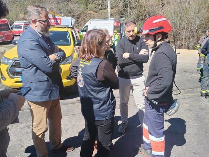 La consejera de Transición Ecológica, Industria y Comercio, Belarmina Díaz, junto a la delegada del Gobierno, Adriana Lastra, en Zarréu, donde esta mañana se ha producido un grave accidente laboral en una mina.