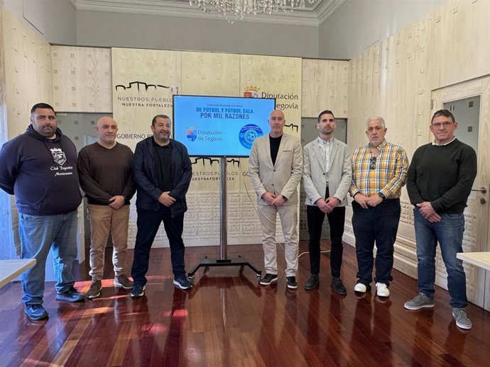 El diputado provincial de Deportes, Óscar Moral (centro, de blanco), con los representantes de equipos de fútbol y fútbol sala de la Nueva Superliga.