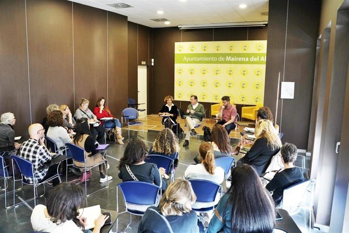 Encuentro entre el alcalde de Mairena y las AMPA del municipio