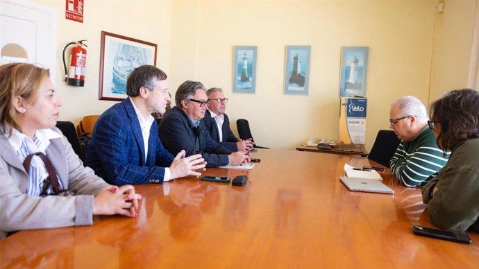 El portavoz de Vox en Andalucía, Manuel Gavira, este martes en una reunión con pescadores en el puerto de Conil (Cádiz).
