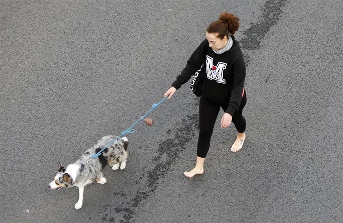Archivo - Una mujer con su perro en la Romería de la Santa Faz en Alicante, a 11 de abril de 2024, en Alicante, Comunidad Valenciana (España). 