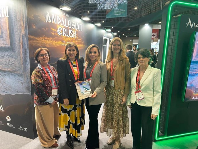 Narci Ruiz (centro), en el encuentro profesional turístico Routes Europe 2025.