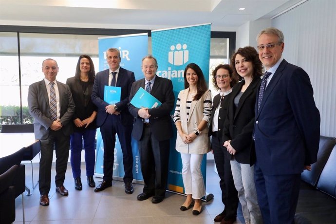 Firma del acuerdo de colaboración entre Cajamar y UNIR