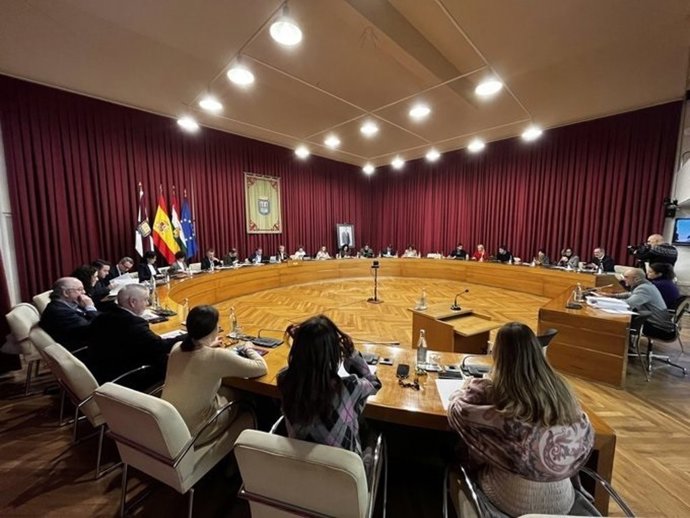 De frente, el Grupo Socialista en el pleno de Logroño