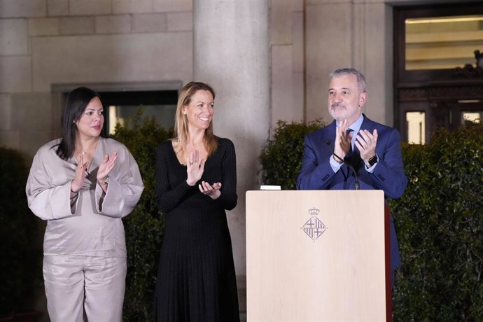 El alcalde Jaume Collboni, junto a la teniente de alcalde de Derechos Sociales, Maria Eugènia Gay, en el acto de conmemoración del Día Internacional del Pueblo Gitano
